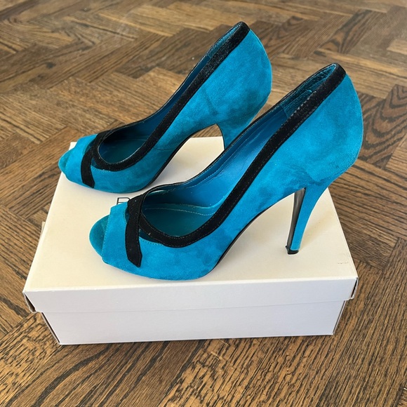 BCBG Turquuise and Bkack Suede Heels - Picture 4 of 9